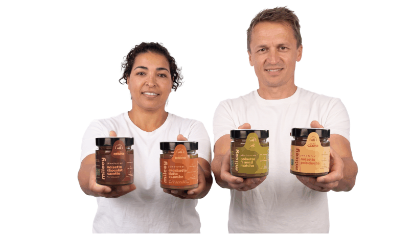 Lobna et Romain, fondateurs de MIICEY, présentant les quatre pots de pâte à tartiner.