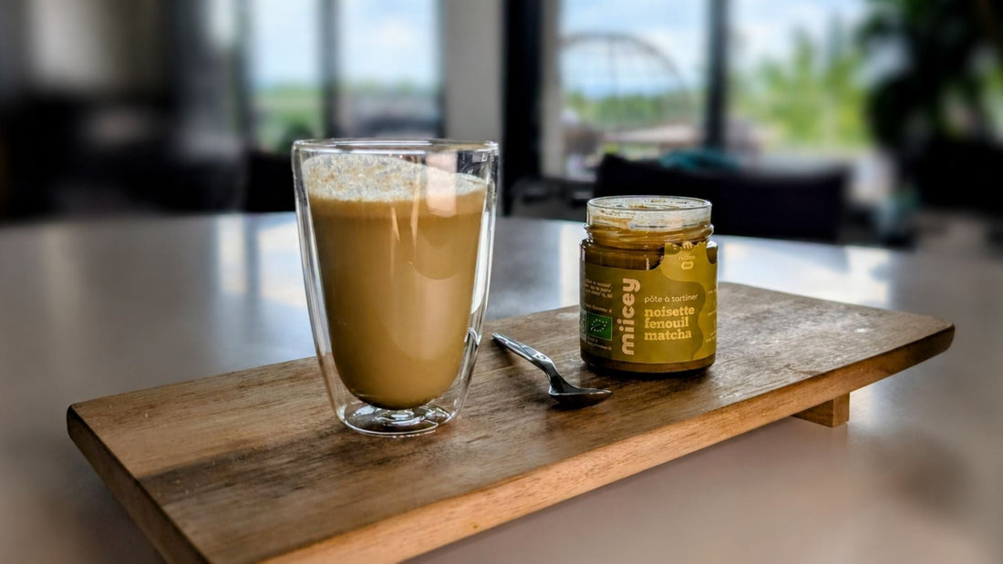 Le smoothie matcha à la pâte à tartiner Noisette–Fenouil–Matcha